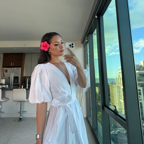 Amalie the Label FRANC LINEN PUFF SLEEVE WRAP
MIDI DRESS IN WHITE - Picture 3 of 4